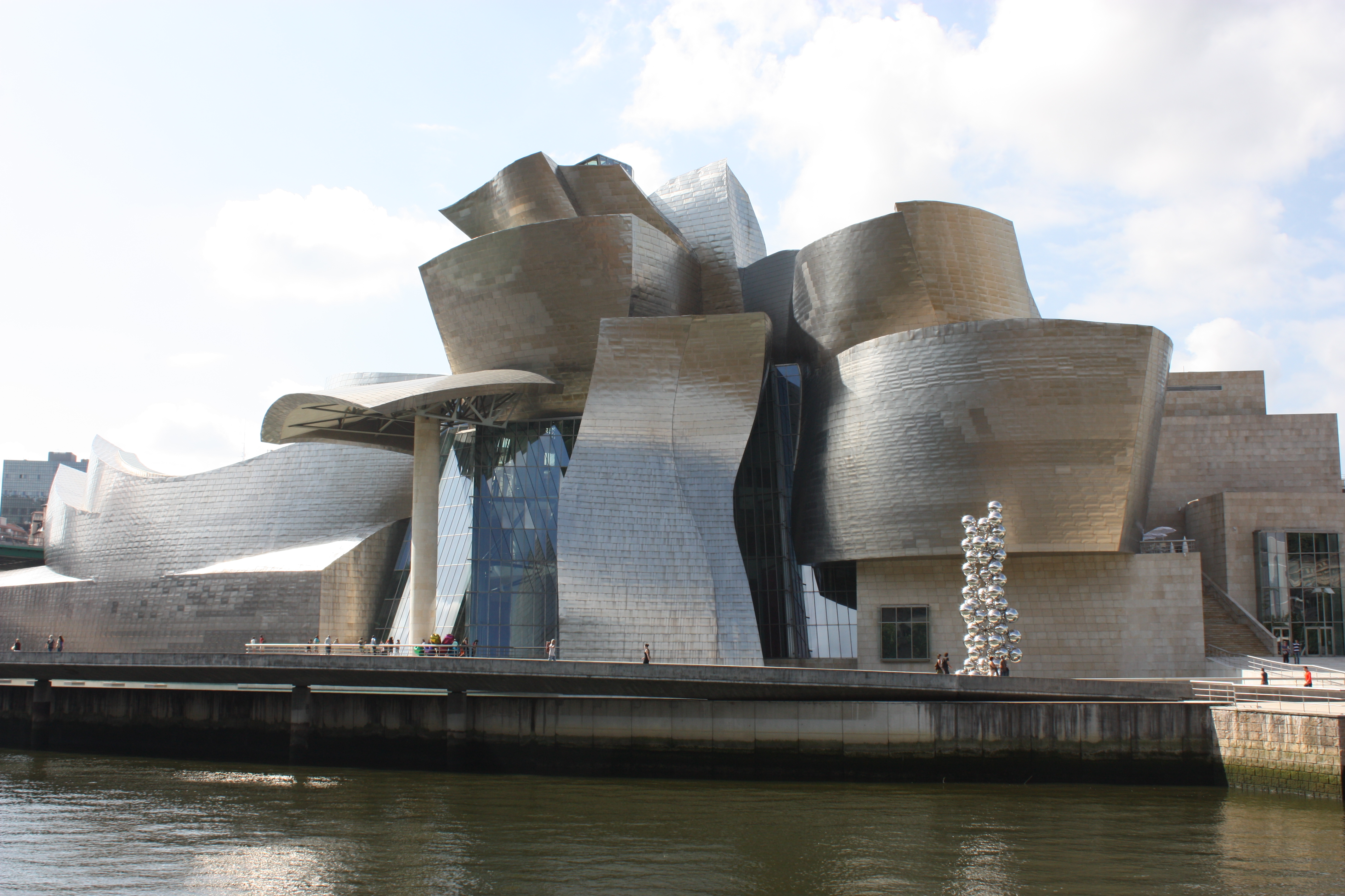 Guggenheim_Museum,_Bilbao,_July_2010_(06)